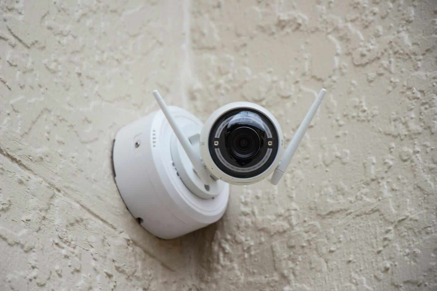 Caméra de surveillance fixée au mur