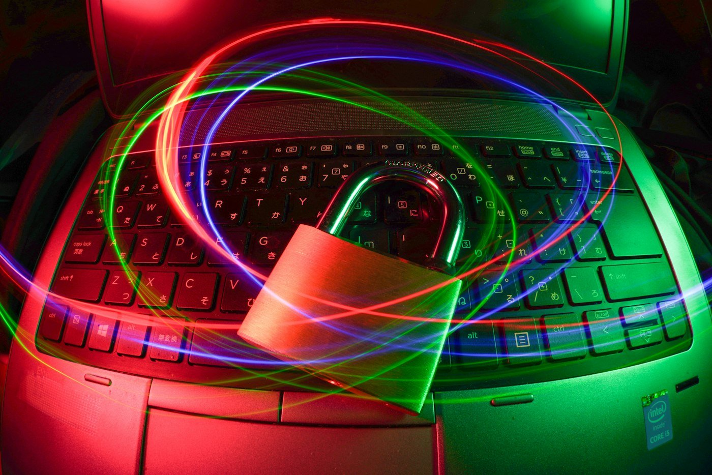 Cadenas lumineux sur un ordinateur portable